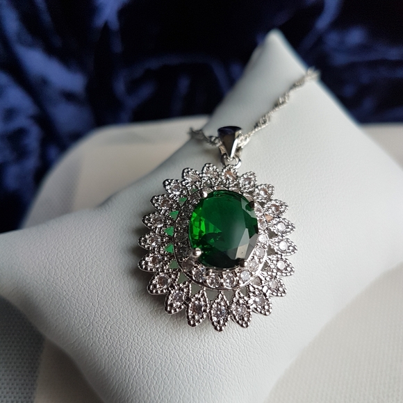 Swarovski Elements 925 Sterling Silver Emerald Green Flower Halo Necklace NEW - Picture 10 of 16